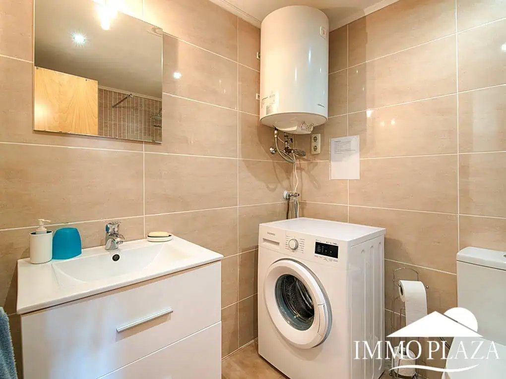 Apartament cantoner amb vista al mar, a 2 min de la platja i del centre; 3 habitacions, 1 bany, terrasses (12m2), piscina comunitària