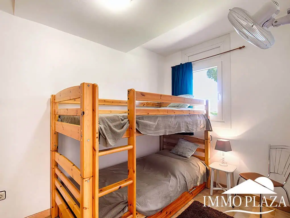 Apartament cantoner amb vista al mar, a 2 min de la platja i del centre; 3 habitacions, 1 bany, terrasses (12m2), piscina comunitària