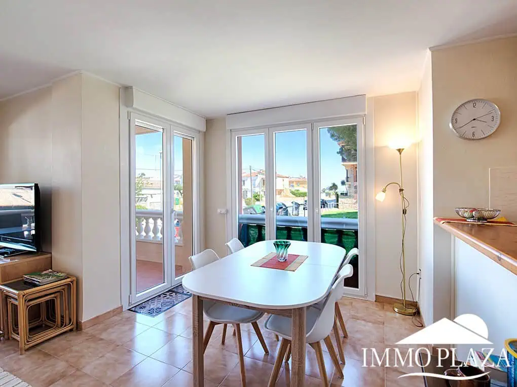 Apartament cantoner amb vista al mar, a 2 min de la platja i del centre; 3 habitacions, 1 bany, terrasses (12m2), piscina comunitària
