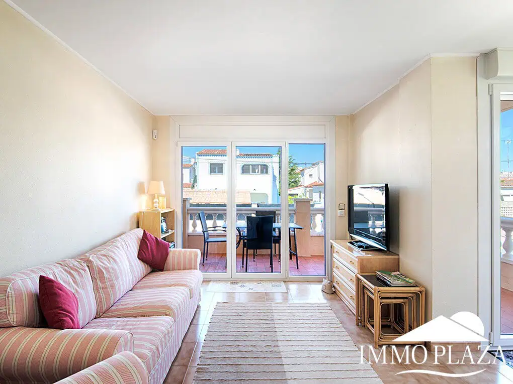 Apartament cantoner amb vista al mar, a 2 min de la platja i del centre; 3 habitacions, 1 bany, terrasses (12m2), piscina comunitària