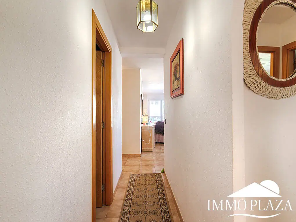 Apartament cantoner amb vista al mar, a 2 min de la platja i del centre; 3 habitacions, 1 bany, terrasses (12m2), piscina comunitària