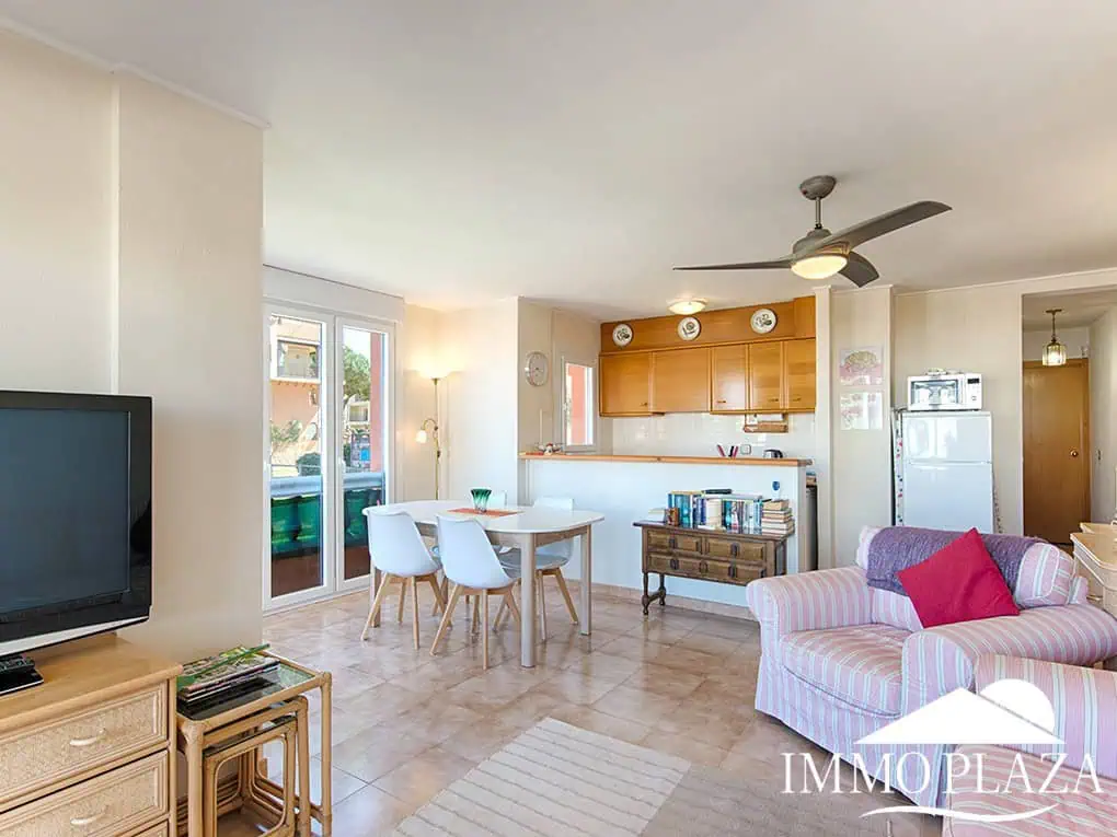 Apartament cantoner amb vista al mar, a 2 min de la platja i del centre; 3 habitacions, 1 bany, terrasses (12m2), piscina comunitària