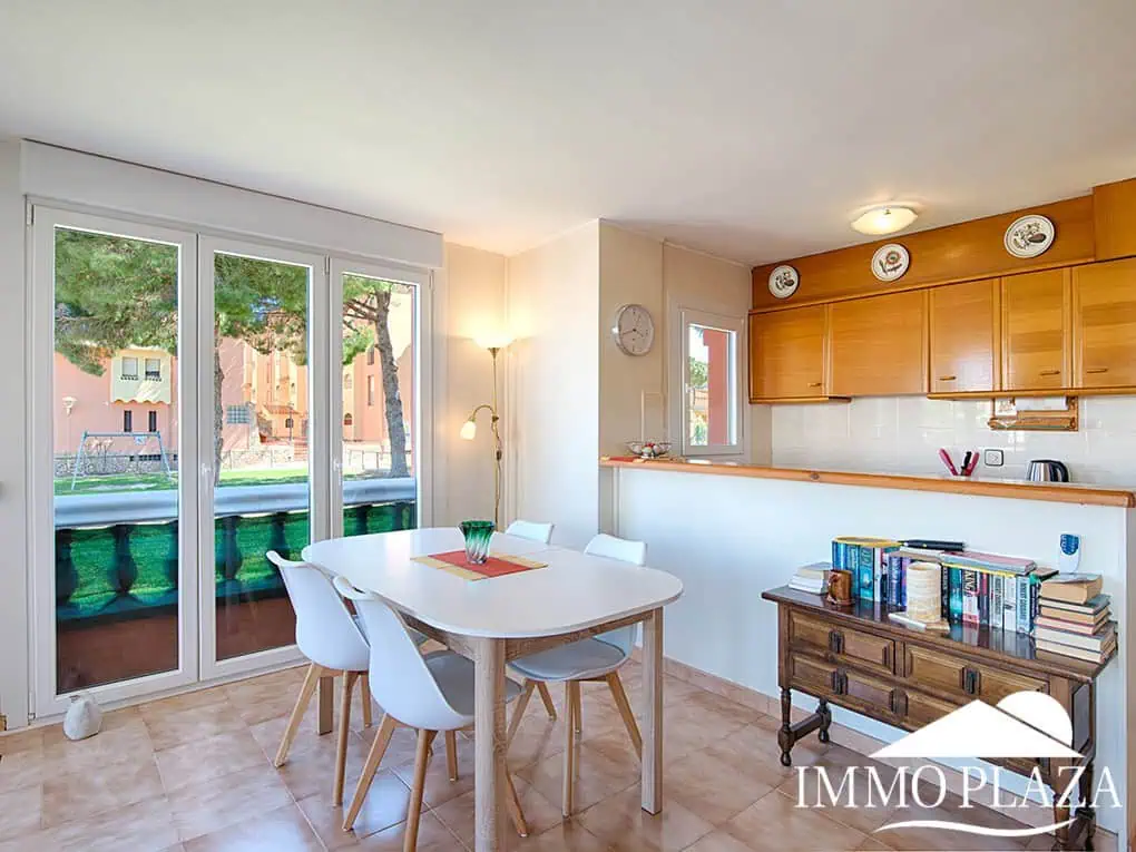 Apartament cantoner amb vista al mar, a 2 min de la platja i del centre; 3 habitacions, 1 bany, terrasses (12m2), piscina comunitària