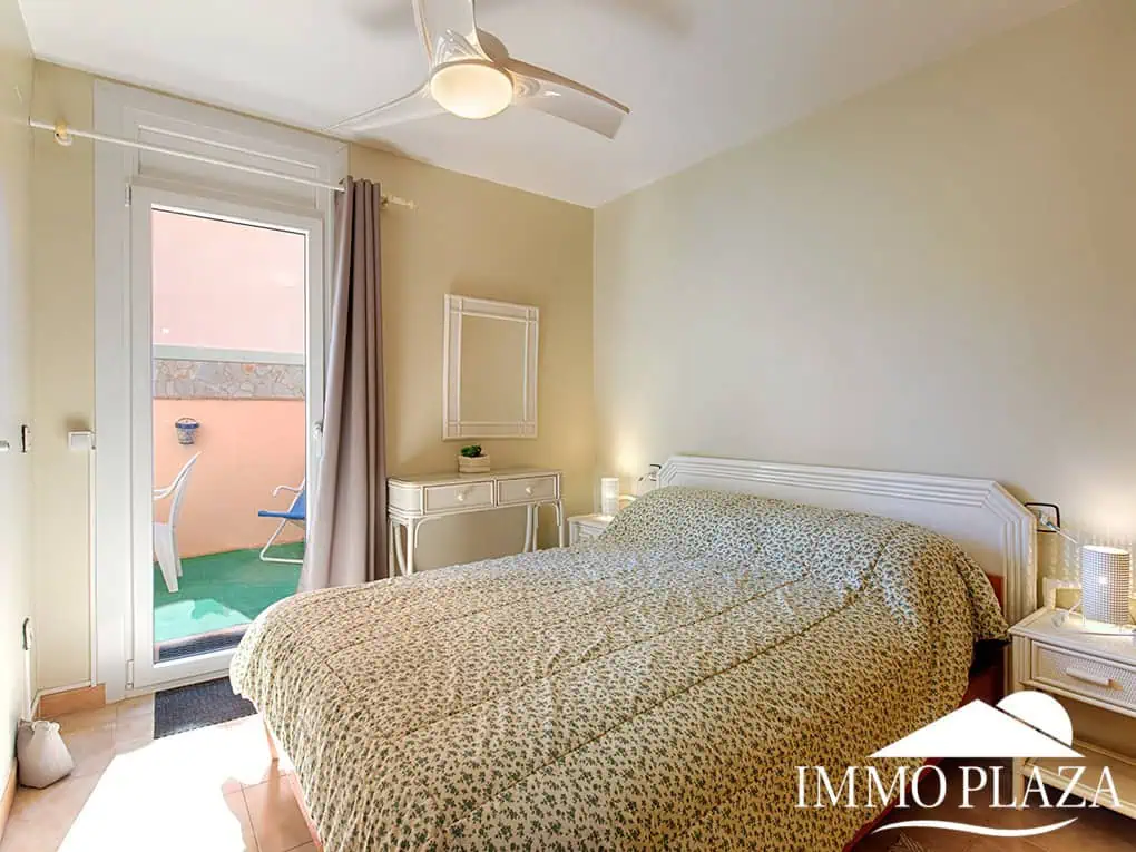 Apartament cantoner amb vista al mar, a 2 min de la platja i del centre; 3 habitacions, 1 bany, terrasses (12m2), piscina comunitària