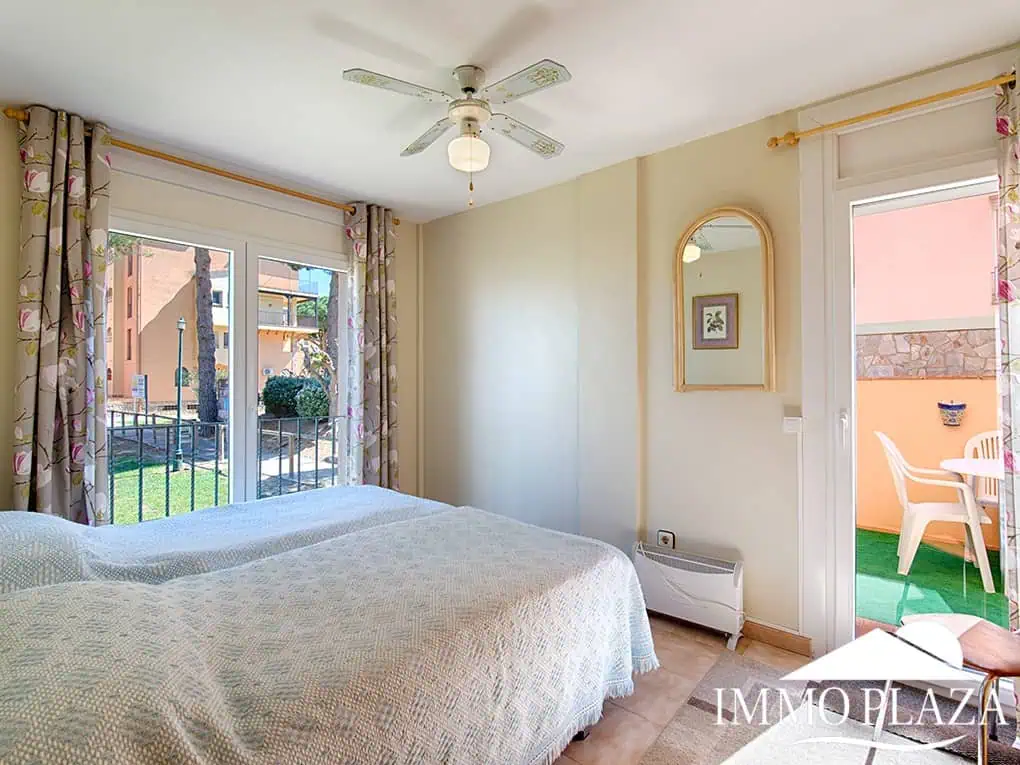 Apartament cantoner amb vista al mar, a 2 min de la platja i del centre; 3 habitacions, 1 bany, terrasses (12m2), piscina comunitària