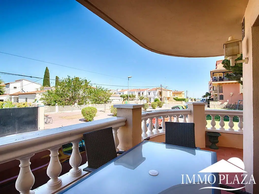 Apartament cantoner amb vista al mar, a 2 min de la platja i del centre; 3 habitacions, 1 bany, terrasses (12m2), piscina comunitària