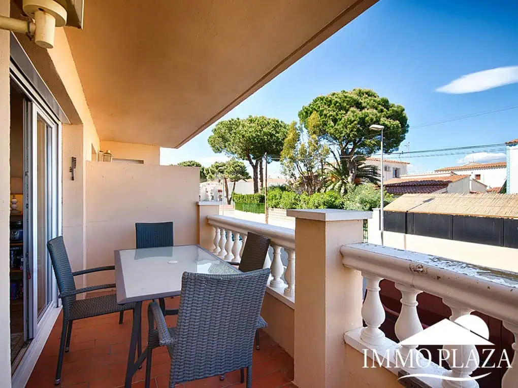 Apartament cantoner amb vista al mar, a 2 min de la platja i del centre; 3 habitacions, 1 bany, terrasses (12m2), piscina comunitària