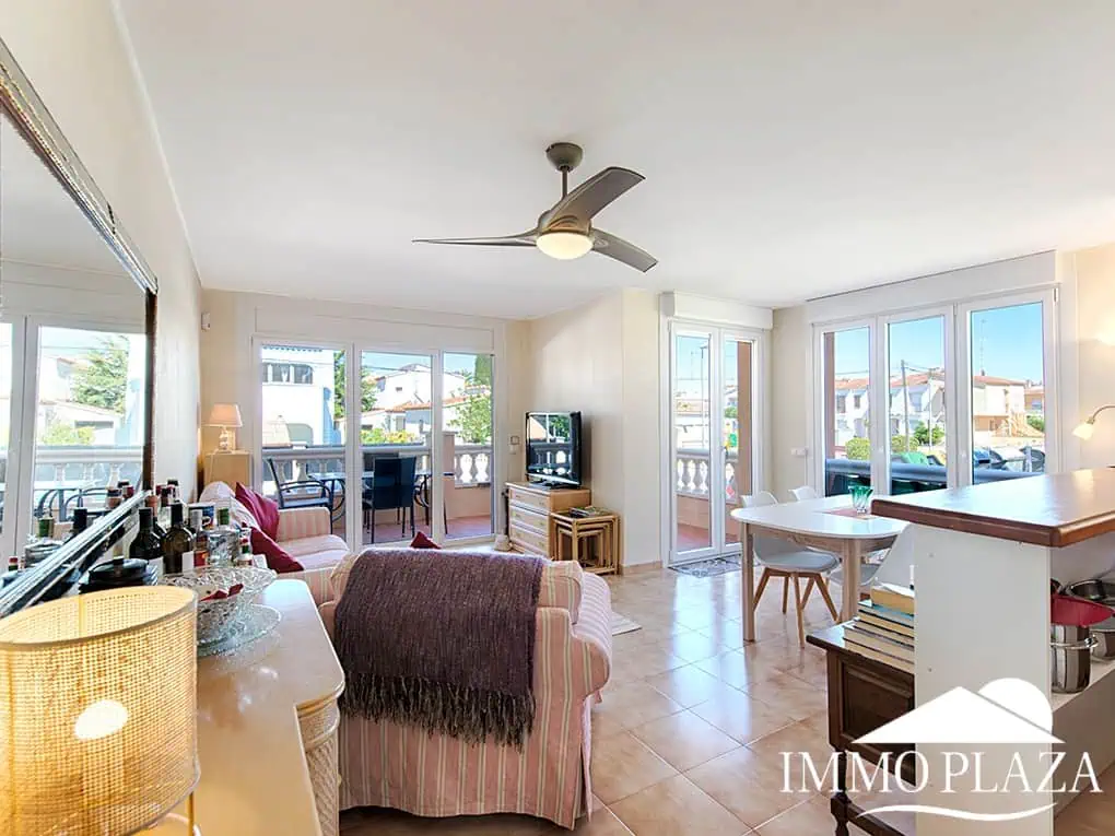 Apartament cantoner amb vista al mar, a 2 min de la platja i del centre; 3 habitacions, 1 bany, terrasses (12m2), piscina comunitària