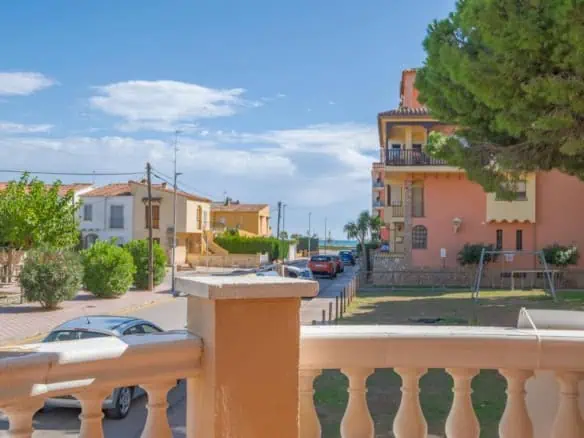 Corner apartment with sea view, 2 min from the beach and the center; 3 bedrooms, 1 bathroom, terraces (12m2), communal swimming pool