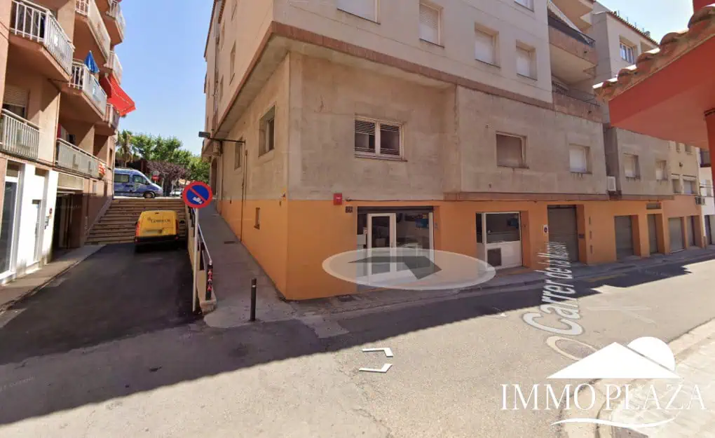 Large garage – storage room – workshop (51m2) with connection electricity and water – center of Rosas – Costa Brava north