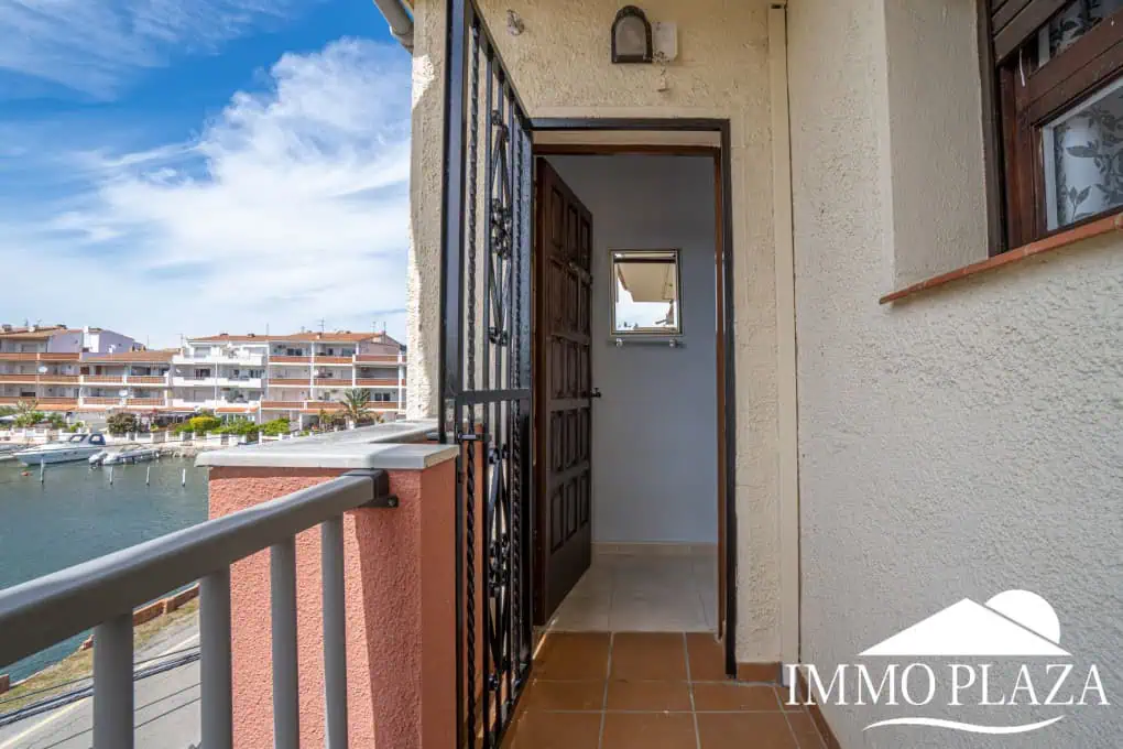 Bel appartement de 2 chambres, traversant avec vue sur les caneaux, exposé sud: piscine, amarres et parkings communautaires