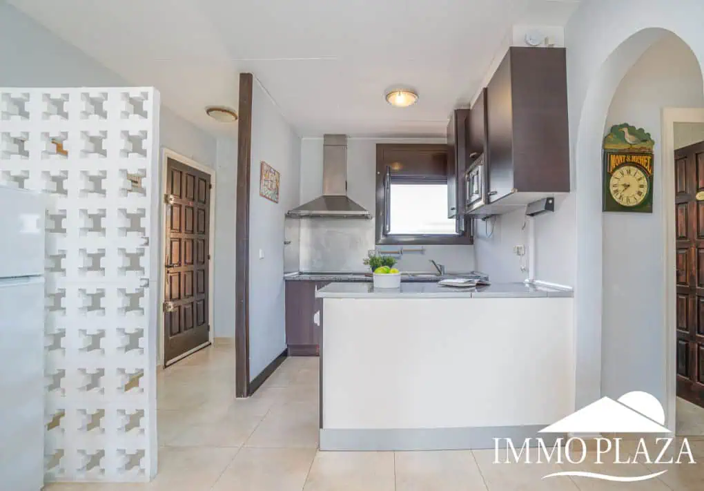 Bel appartement de 2 chambres, traversant avec vue sur les caneaux, exposé sud: piscine, amarres et parkings communautaires