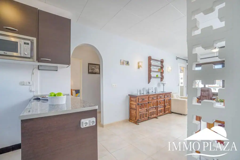 Bel appartement de 2 chambres, traversant avec vue sur les caneaux, exposé sud: piscine, amarres et parkings communautaires