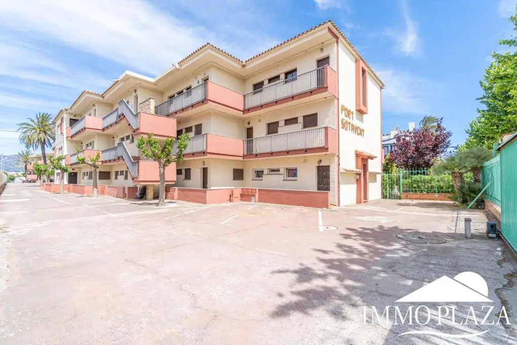 Bel appartement de 2 chambres, traversant avec vue sur les caneaux, exposé sud: piscine, amarres et parkings communautaires