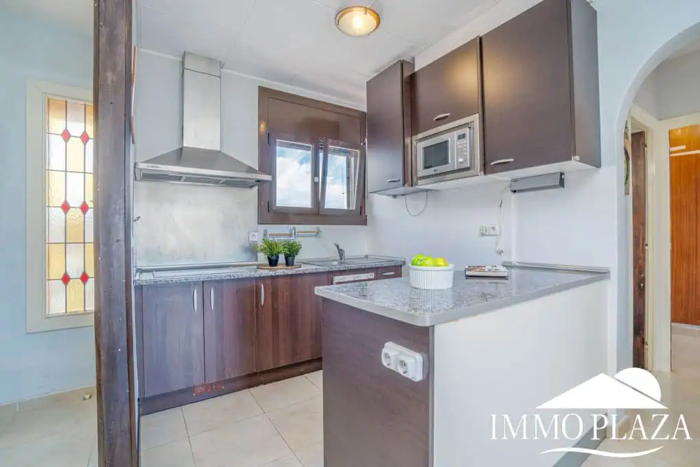 Bel appartement de 2 chambres, traversant avec vue sur les caneaux, exposé sud: piscine, amarres et parkings communautaires