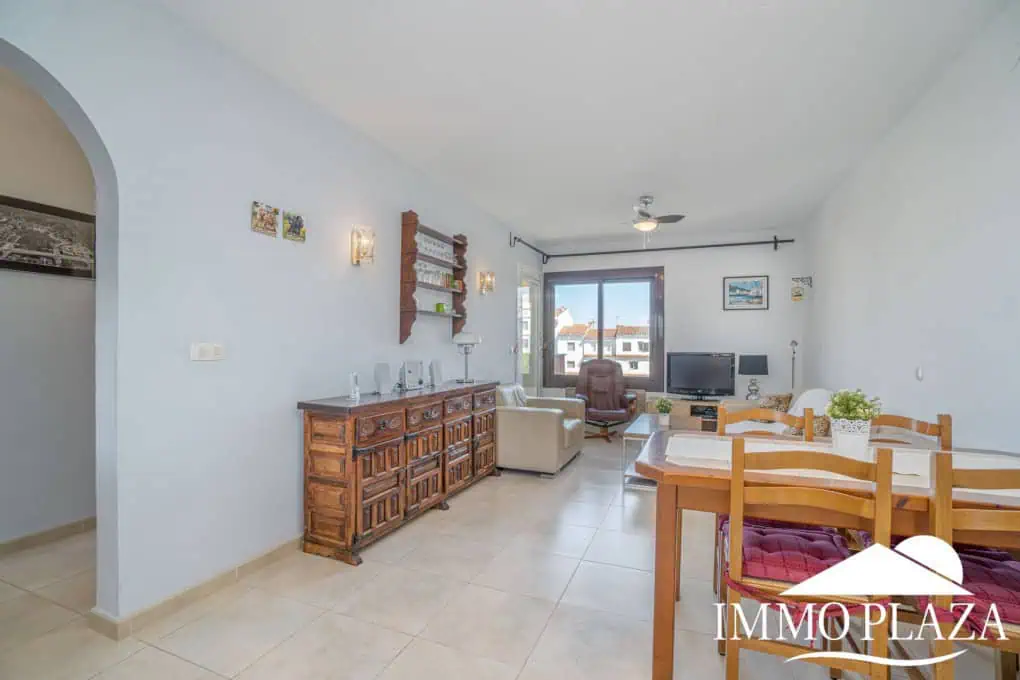Bel appartement de 2 chambres, traversant avec vue sur les caneaux, exposé sud: piscine, amarres et parkings communautaires