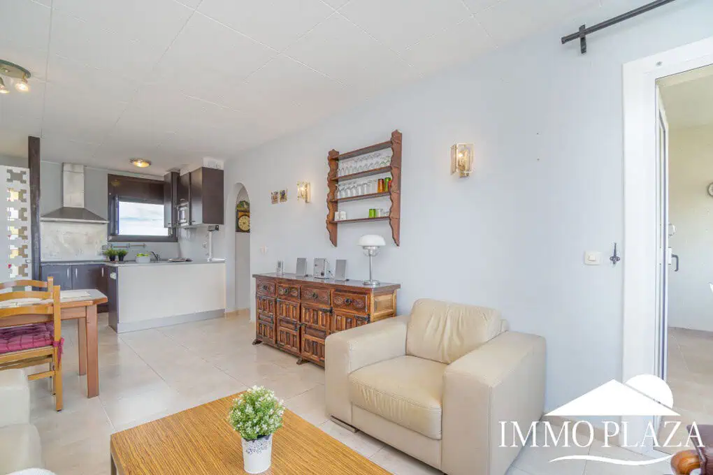 Bel appartement de 2 chambres, traversant avec vue sur les caneaux, exposé sud: piscine, amarres et parkings communautaires