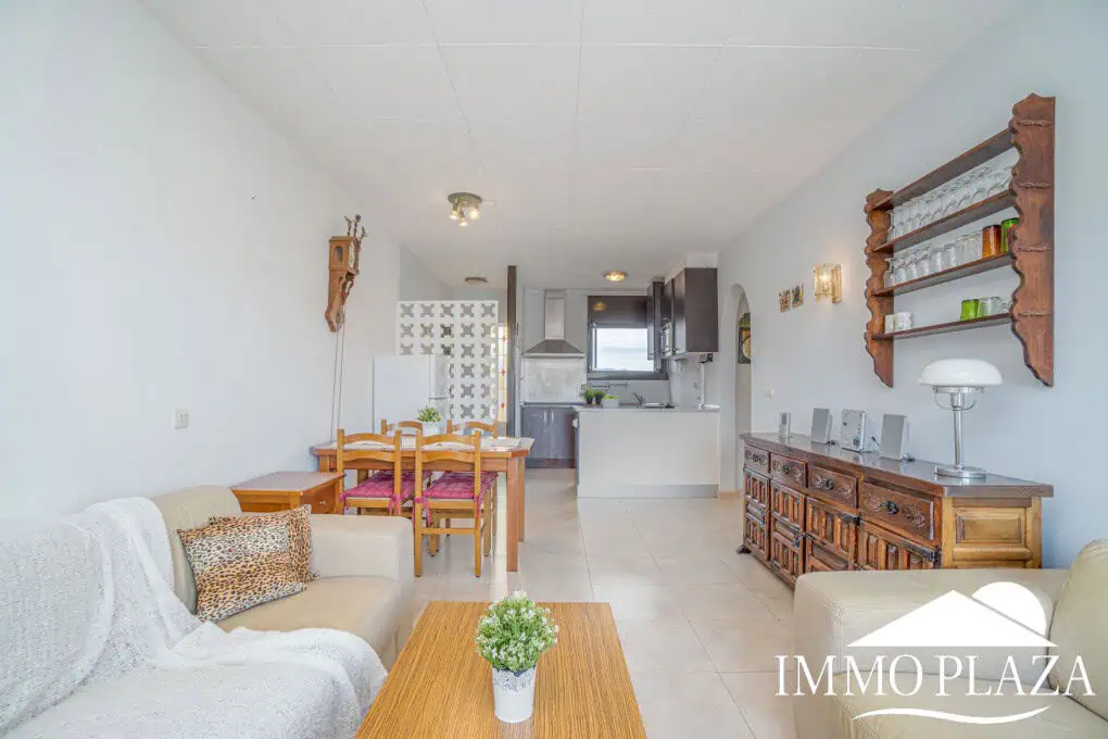 Bel appartement de 2 chambres, traversant avec vue sur les caneaux, exposé sud: piscine, amarres et parkings communautaires