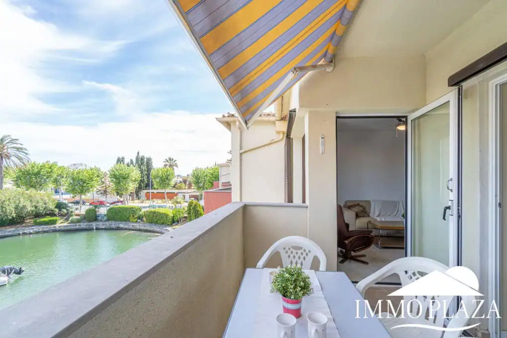 Bel appartement de 2 chambres, traversant avec vue sur les caneaux, exposé sud: piscine, amarres et parkings communautaires