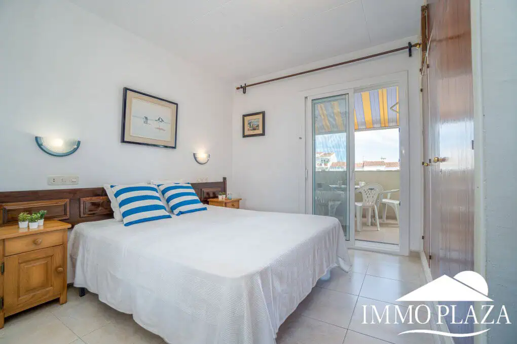 Bel appartement de 2 chambres, traversant avec vue sur les caneaux, exposé sud: piscine, amarres et parkings communautaires