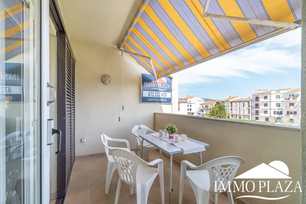 Bel appartement de 2 chambres, traversant avec vue sur les caneaux, exposé sud: piscine, amarres et parkings communautaires