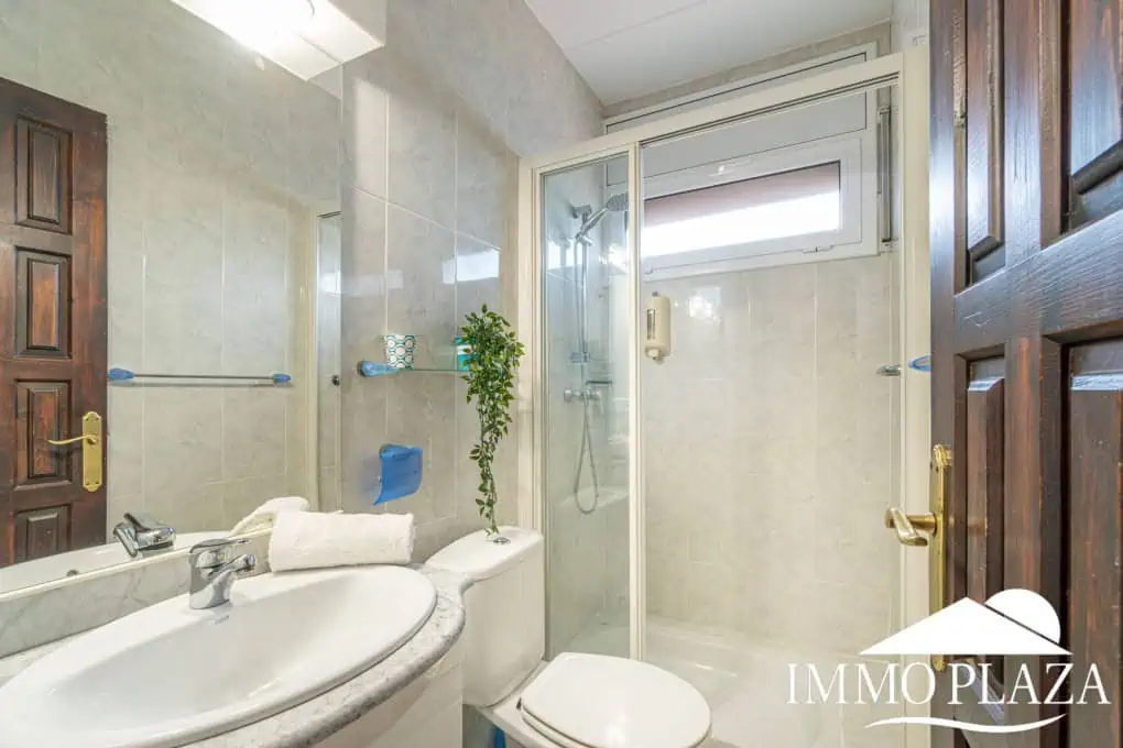 Bel appartement de 2 chambres, traversant avec vue sur les caneaux, exposé sud: piscine, amarres et parkings communautaires