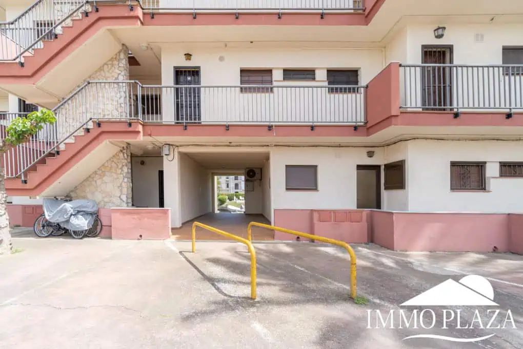 Bel appartement de 2 chambres, traversant avec vue sur les caneaux, exposé sud: piscine, amarres et parkings communautaires