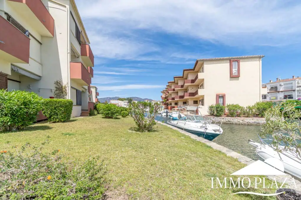 Bel appartement de 2 chambres, traversant avec vue sur les caneaux, exposé sud: piscine, amarres et parkings communautaires
