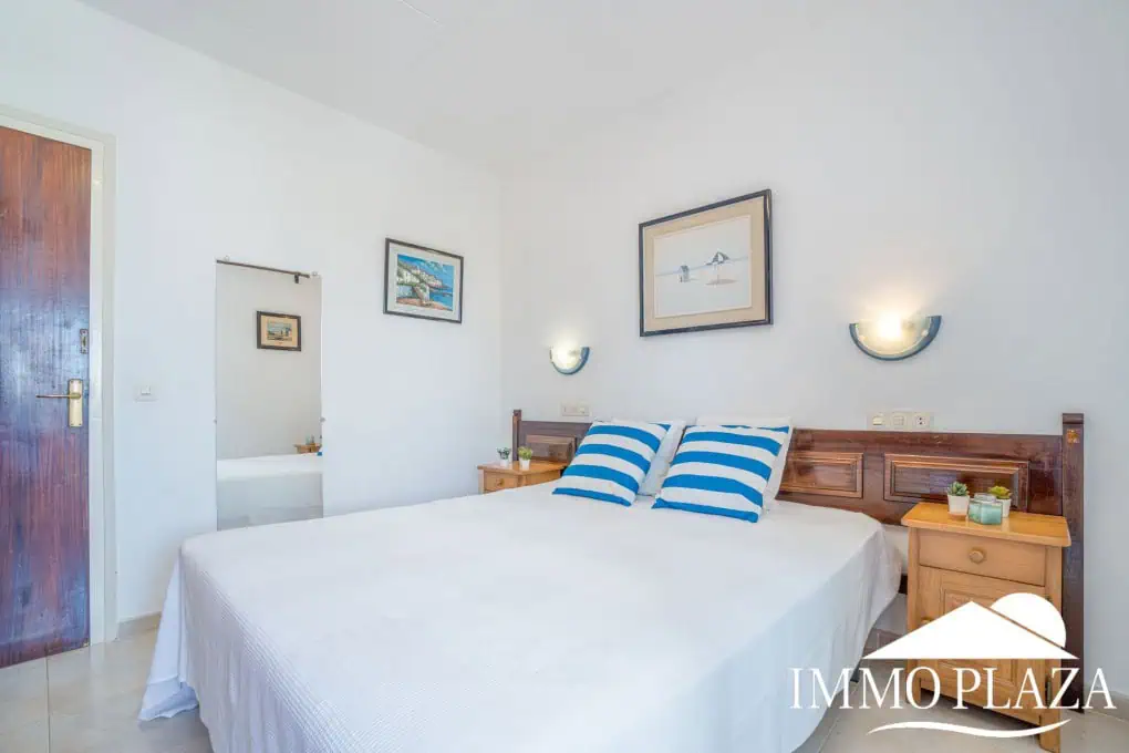 Bel appartement de 2 chambres, traversant avec vue sur les caneaux, exposé sud: piscine, amarres et parkings communautaires