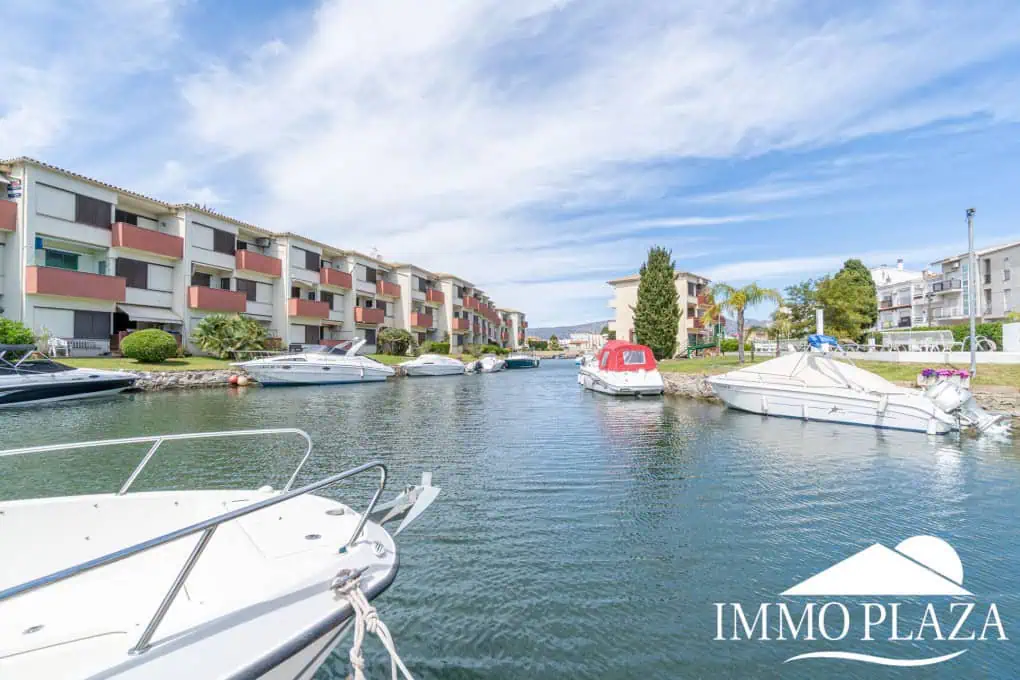 Bel appartement de 2 chambres, traversant avec vue sur les caneaux, exposé sud: piscine, amarres et parkings communautaires