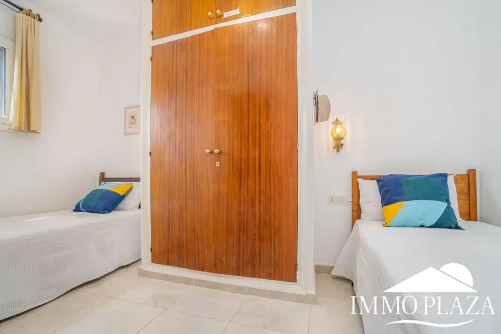 Bel appartement de 2 chambres, traversant avec vue sur les caneaux, exposé sud: piscine, amarres et parkings communautaires