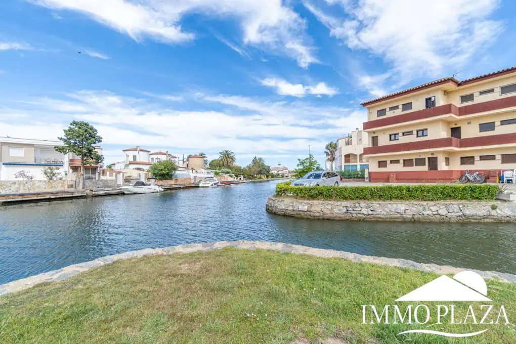 Bel appartement de 2 chambres, traversant avec vue sur les caneaux, exposé sud: piscine, amarres et parkings communautaires