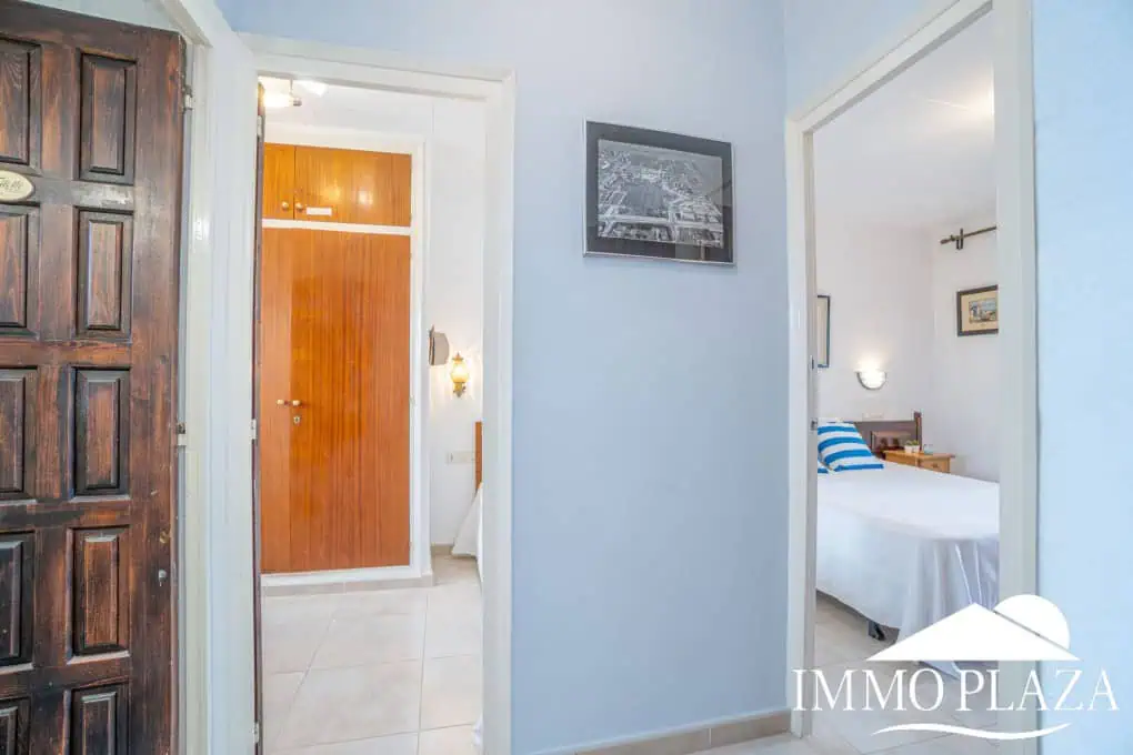 Bel appartement de 2 chambres, traversant avec vue sur les caneaux, exposé sud: piscine, amarres et parkings communautaires