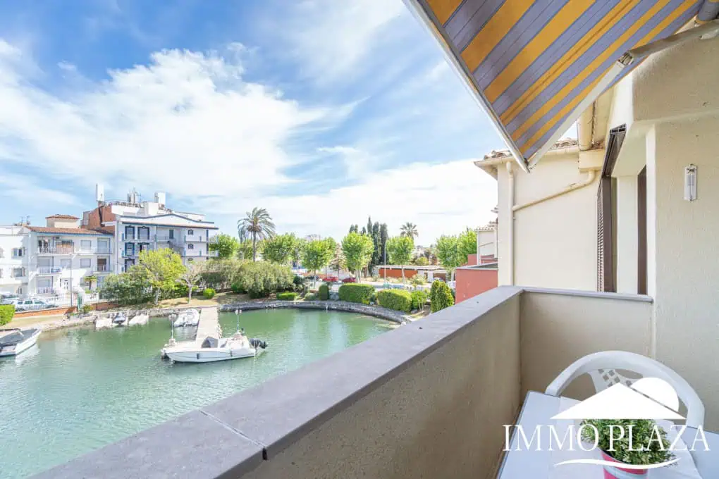 Bel appartement de 2 chambres, traversant avec vue sur les caneaux, exposé sud: piscine, amarres et parkings communautaires