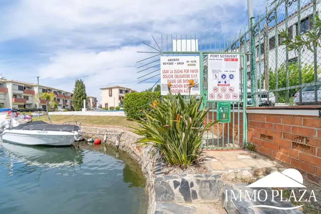 Bel appartement de 2 chambres, traversant avec vue sur les caneaux, exposé sud: piscine, amarres et parkings communautaires