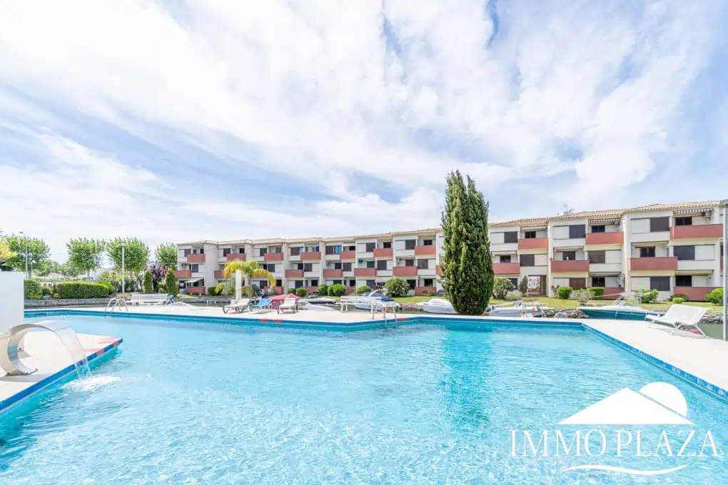 Bel appartement de 2 chambres, traversant avec vue sur les caneaux, exposé sud: piscine, amarres et parkings communautaires