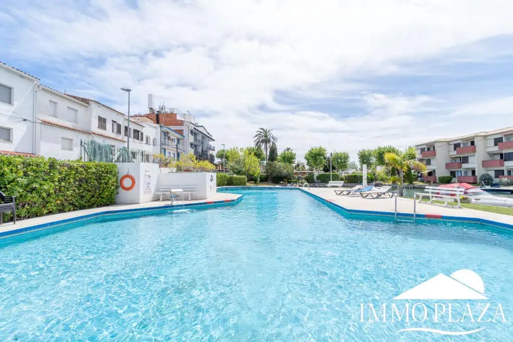 Bel appartement de 2 chambres, traversant avec vue sur les caneaux, exposé sud: piscine, amarres et parkings communautaires