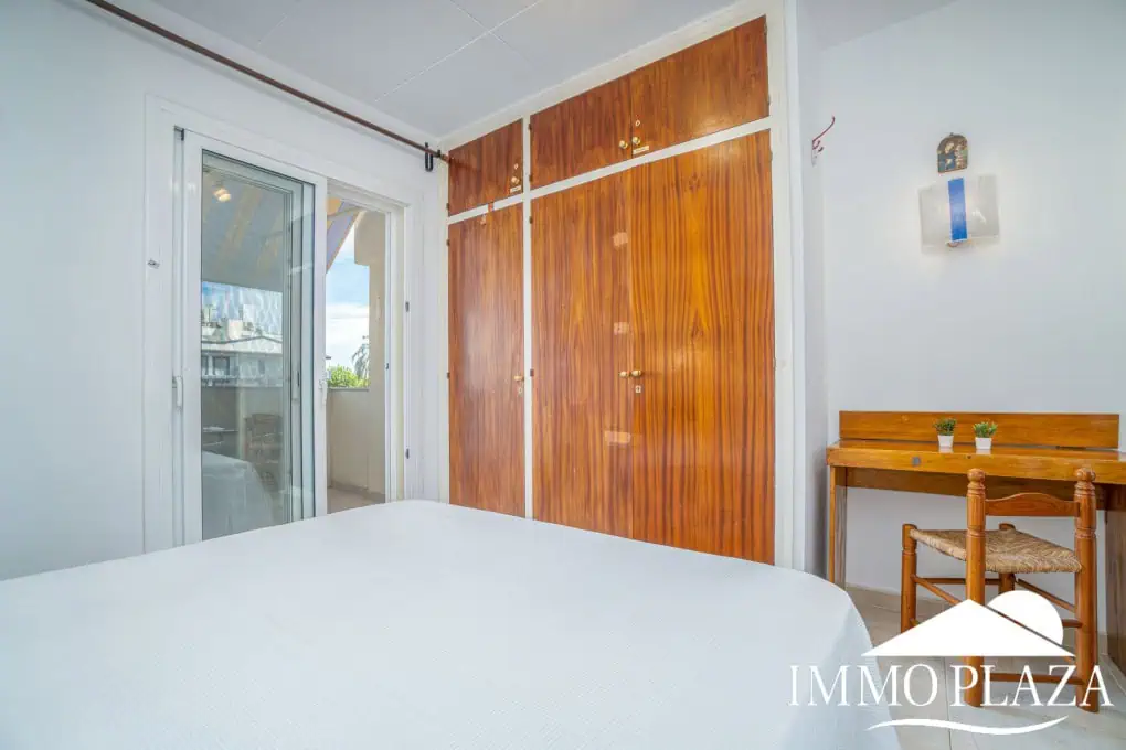 Bel appartement de 2 chambres, traversant avec vue sur les caneaux, exposé sud: piscine, amarres et parkings communautaires