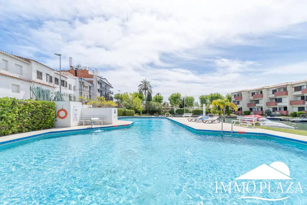 Bel appartement de 2 chambres, traversant avec vue sur les caneaux, exposé sud: piscine, amarres et parkings communautaires