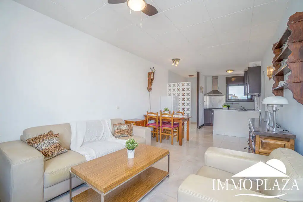 Bel appartement de 2 chambres, traversant avec vue sur les caneaux, exposé sud: piscine, amarres et parkings communautaires