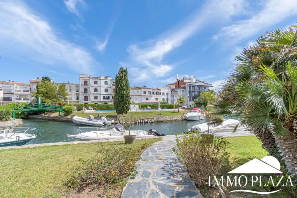 Bel appartement de 2 chambres, traversant avec vue sur les caneaux, exposé sud: piscine, amarres et parkings communautaires