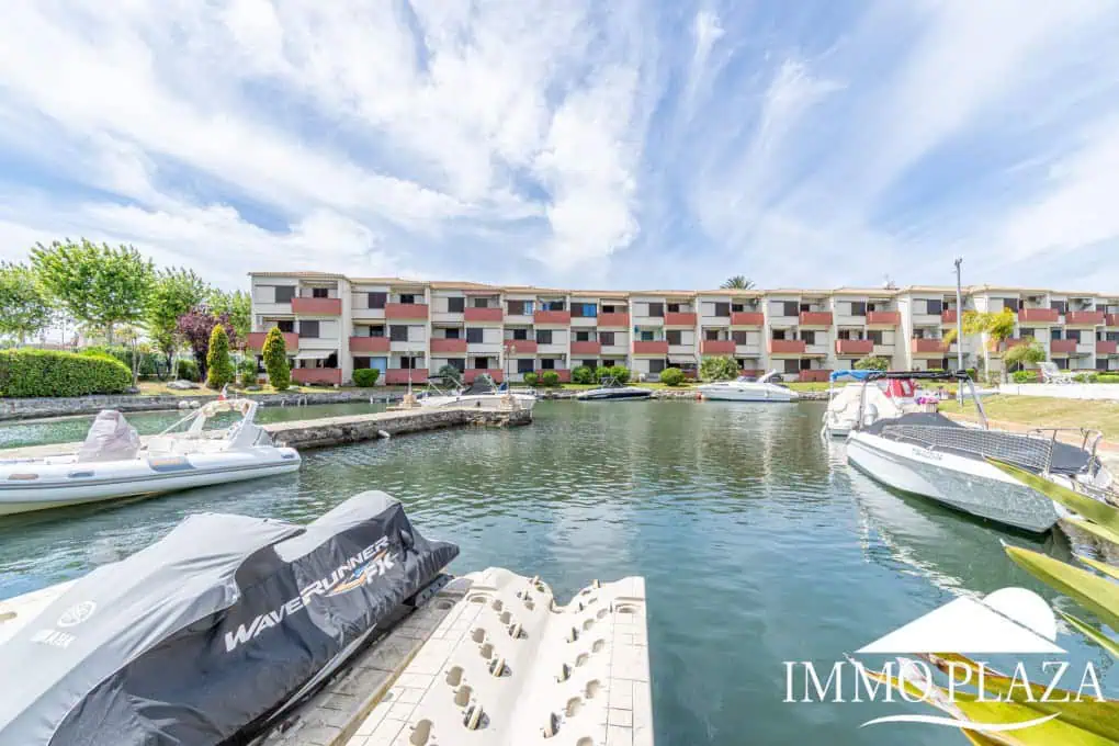 Bel appartement de 2 chambres, traversant avec vue sur les caneaux, exposé sud: piscine, amarres et parkings communautaires