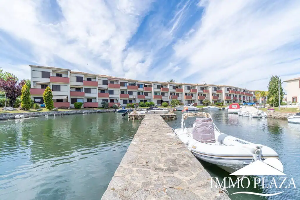 Bel appartement de 2 chambres, traversant avec vue sur les caneaux, exposé sud: piscine, amarres et parkings communautaires