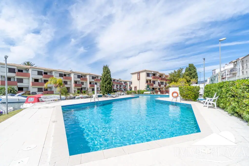 Bel appartement de 2 chambres, traversant avec vue sur les caneaux, exposé sud: piscine, amarres et parkings communautaires