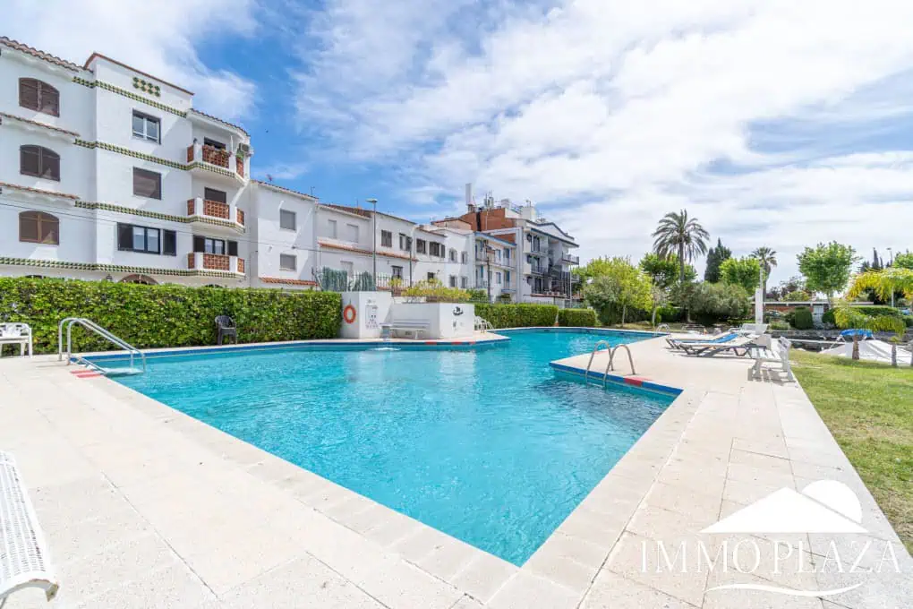 Bel appartement de 2 chambres, traversant avec vue sur les caneaux, exposé sud: piscine, amarres et parkings communautaires