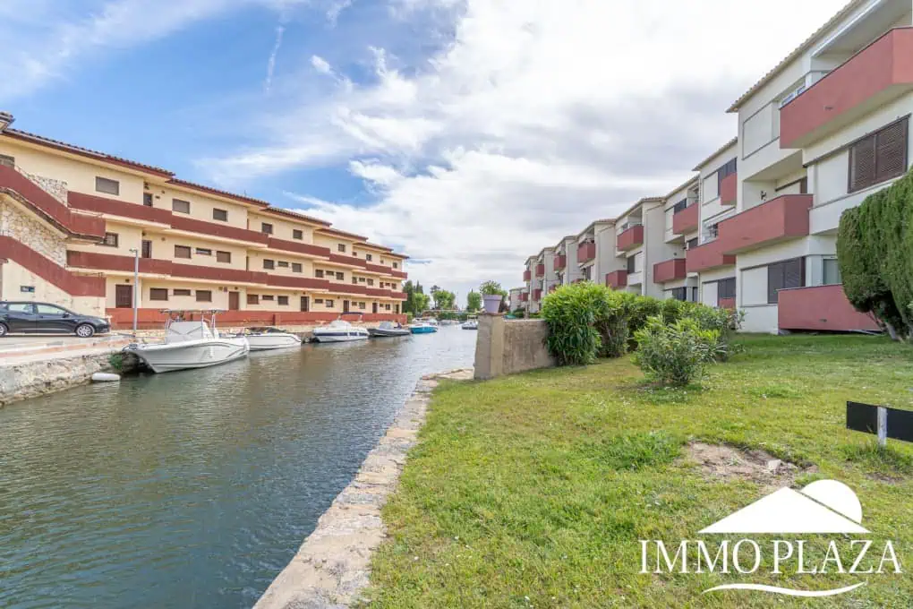 Bel appartement de 2 chambres, traversant avec vue sur les caneaux, exposé sud: piscine, amarres et parkings communautaires