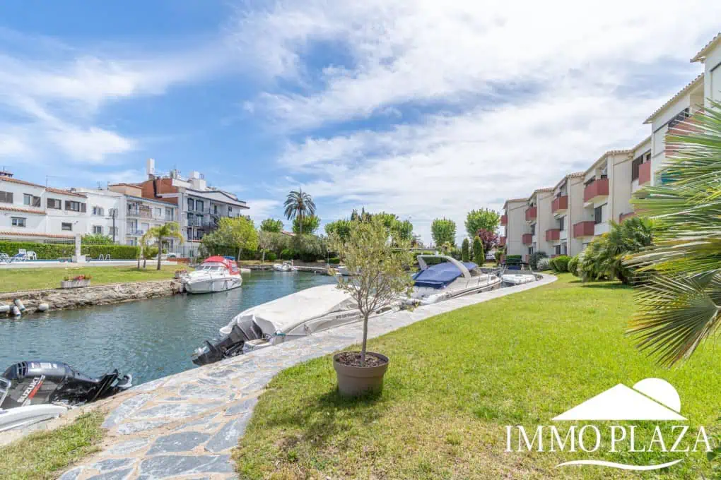 Bel appartement de 2 chambres, traversant avec vue sur les caneaux, exposé sud: piscine, amarres et parkings communautaires