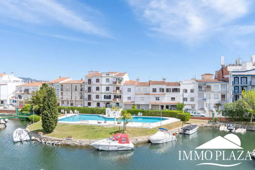 Bel appartement de 2 chambres, traversant avec vue sur les caneaux, exposé sud: piscine, amarres et parkings communautaires