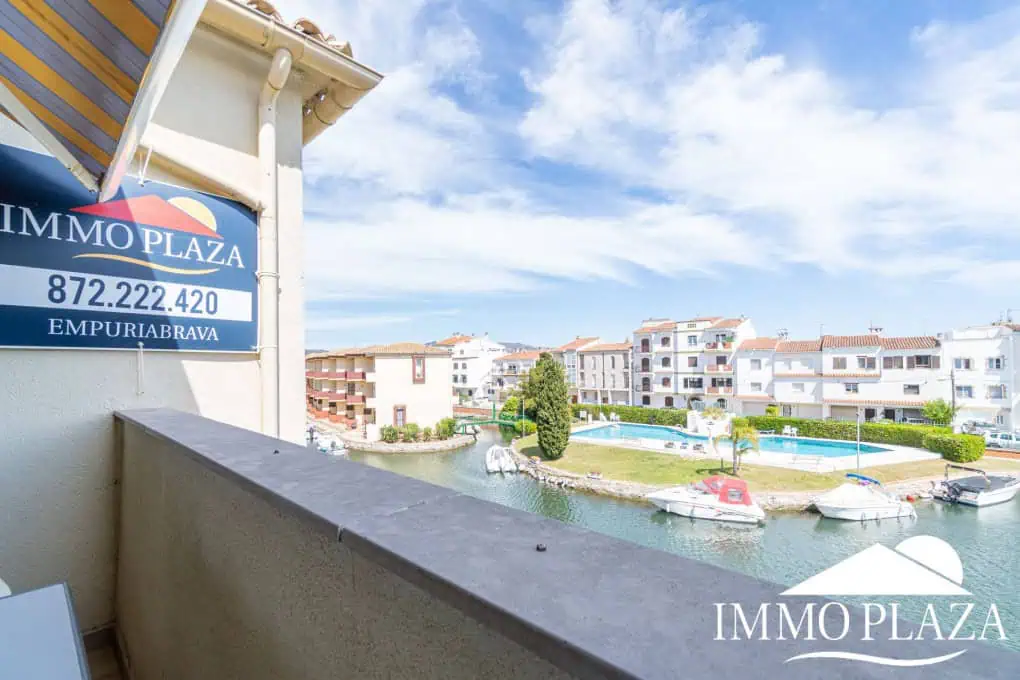 Bel appartement de 2 chambres, traversant avec vue sur les caneaux, exposé sud: piscine, amarres et parkings communautaires
