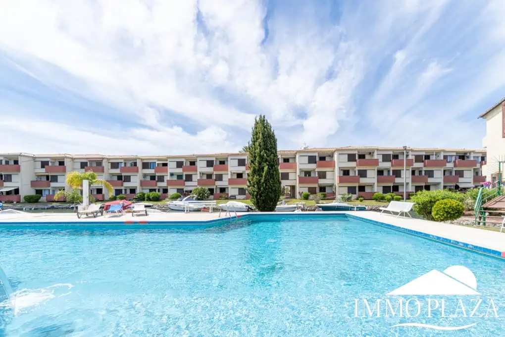 Bel appartement de 2 chambres, traversant avec vue sur les caneaux, exposé sud: piscine, amarres et parkings communautaires